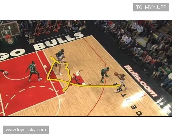 加内特利用挡拆制造错位提升防守压迫，区别于内线传统高度威胁