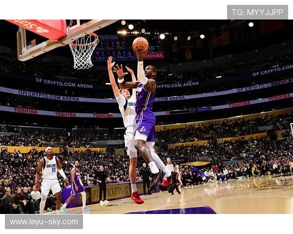 戴维斯内线统治力改变湖人攻防结构